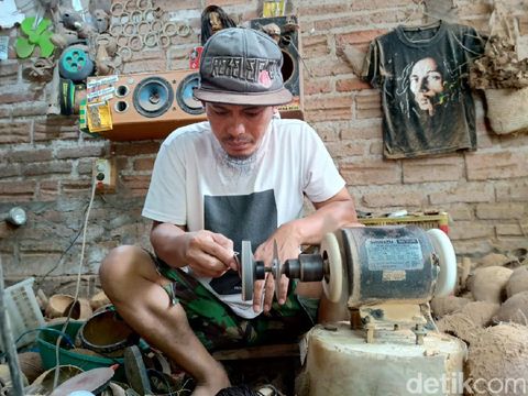 Manfaatkan Limbah Batok Kelapa, Pria Ini Bikin Alat Rumah Tangga