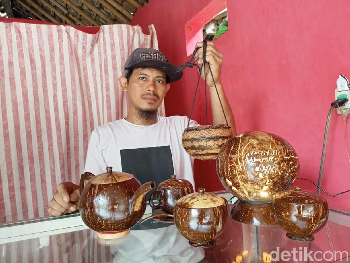 Manfaatkan Limbah Batok Kelapa, Pria Ini Bikin Alat Rumah Tangga