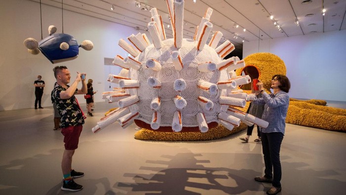 NGV Triennial menampilkan karya para seniman berprestasi dari 32 negara. Pameran ini menghadirkan dunia dalam bentuk seni kontemporer, desain, dan arsitektur.