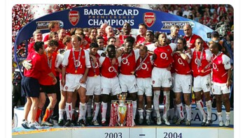 Kembali terjebak nostalgia, ada yang memajang masa kejayaan Arsenal di masa silam. Foto: istimewa