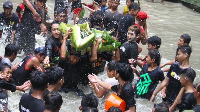 Warga Ngawi mempunyai tradisi adat yaitu Keduk Beji. Tradisi ini dilakukan untuk memohon kepada Tuhan agar terhindar dari bencana.