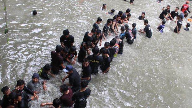 Warga Ngawi mempunyai tradisi adat yaitu Keduk Beji. Tradisi ini dilakukan untuk memohon kepada Tuhan agar terhindar dari bencana.