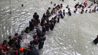 Warga antusias mengikuti ritual cipratan dalam Tradisi Keduk Beji di Tawun, Ngawi, Jawa Timur, yang digelar pada 15 Desember 2020 lalu.  Tradisi Keduk Beji merupakan salah satu tradisi yang kerap dilakukan oleh warga di Ngawi.