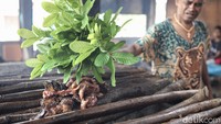 Makanan ini dibuat dari daging yang diiris-iris dan diolah dengan cara diasapi pada bara api.  