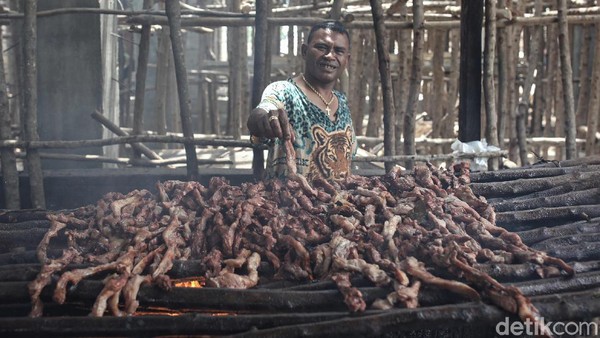 Seorang pekerja tengah membuat sei, olahan daging khas NTT di Sei Babi Baun Om Bai, Kupang, Nusa Tengara Timur.  