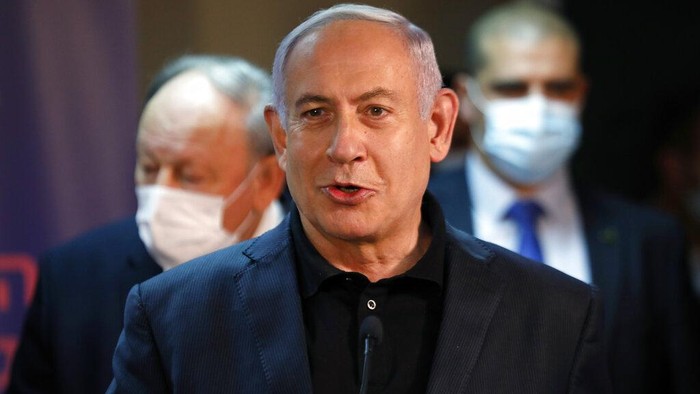 PM Israel Benjamin Netanyahu disuntik vaksin Pfizer-BioNTech. Ia dan Menteri Kesehatan Israel diketahu jadi yang pertama disuntik vaksin COVID-19 di negara itu.
