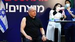 Potret PM Israel Saat Disuntik Vaksin Corona Pfizer BioNTech