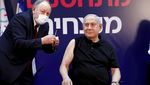 Potret PM Israel Saat Disuntik Vaksin Corona Pfizer BioNTech
