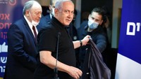 Selama seminggu vaksinasi akan diperluas ke masyarakat umum, dimulai dengan mereka yang berusia di atas 60 tahun. Dosis vaksin pertama tiba di Israel seminggu yang lalu, dan tujuannya adalah untuk memberikan 60.000 suntikan per hari. 