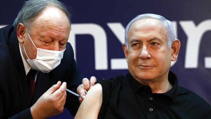Momen PM Israel Disuntik Vaksin Corona Pfizer BioNTech PM Israel Benjamin Netanyahu disuntik vaksin Pfizer-BioNTech. Ia dan Menteri Kesehatan Israel diketahu jadi yang pertama disuntik vaksin COVID-19 di negara itu.