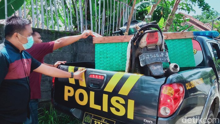 Motor milik pencari rumput yang tewas di bendungan Klaten dievakuasi polisi, Minggu (20/12/2020)
