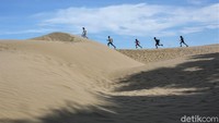 Saat berkunjung ke Pantai Oetune wisatawan dapat merasakan seakan-akan tengah berada di tengah gurun.  