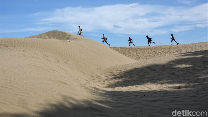 Hamparan pasir di Pantai Oetune jadi daya tarik tersendiri bagi wisatawan. Pantai itu pun cocok dijadikan tempat berselancar karena ombaknya yang tinggi.