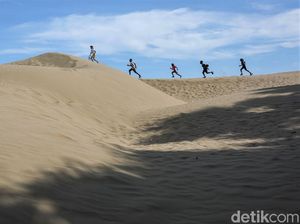 Kenapa Jalan di Atas Pasir Pantai Lebih Susah? Begini Penjelasan Ilmiahnya