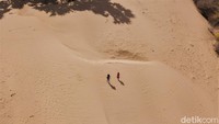 Dibutuhkan waktu tempuh perjalanan sekitar dua jam setengah dari Kota Kupang untuk bisa sampai di Pantai Oetune. 