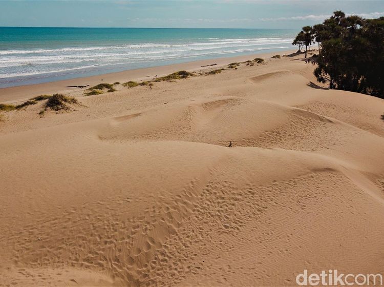 Padang Pasir Berbatasan Laut Ini Ada di Timur Indonesia