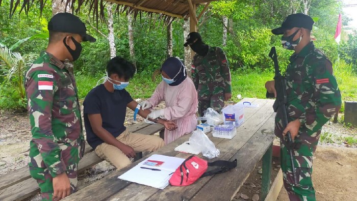 TNI menangkap pekerja migran Indonesia yang masuk dari Malaysia menggunakan jalur tikus di Sambas, Kalimantan Barat.