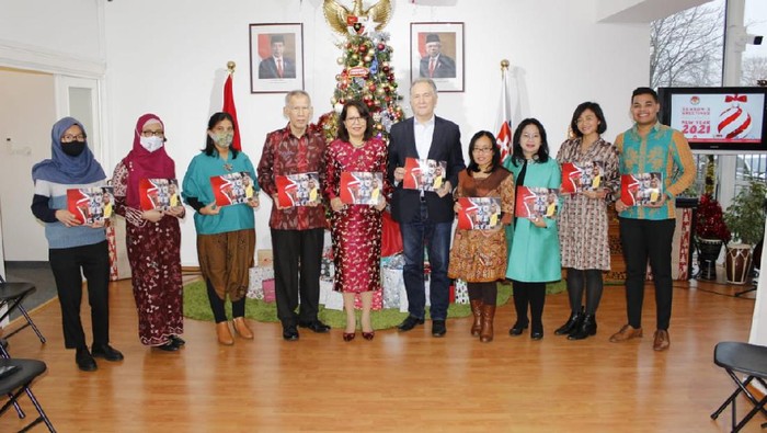 Bertempat di KBRI Bratislava, Slowakia telah diluncurkan buku (soft launcing) “Indonesia: Unity in Diversity.” Buku tersebut ditulis oleh mantan Menteri Luar Negeri Slowakia, Dr. Pavol Demes.