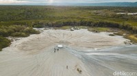 Tempat wisata ini berada di tengah lebatnya hutan bakau Teluk Hasan Maubesi.