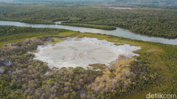 Masin Lulik terbentuk dari semburan lumpur yang keluar dari perut bumi. Tak hanya eksotis, tempat wisata ini juga dianggap keramat oleh masyarakat Malaka.