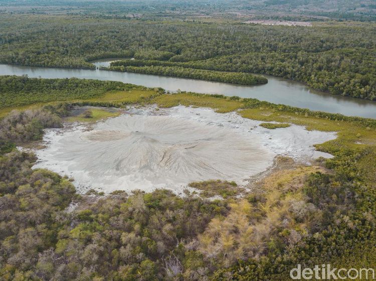 Pesona Bukit Lumpur Masin Lulik yang Magis nan Eksotis
