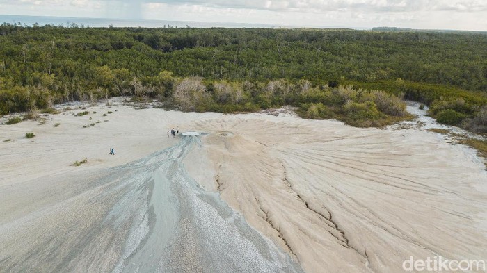Masin Lulik terbentuk dari semburan lumpur yang keluar dari perut bumi. Tak hanya eksotis, tempat wisata ini juga dianggap keramat oleh masyarakat Malaka.