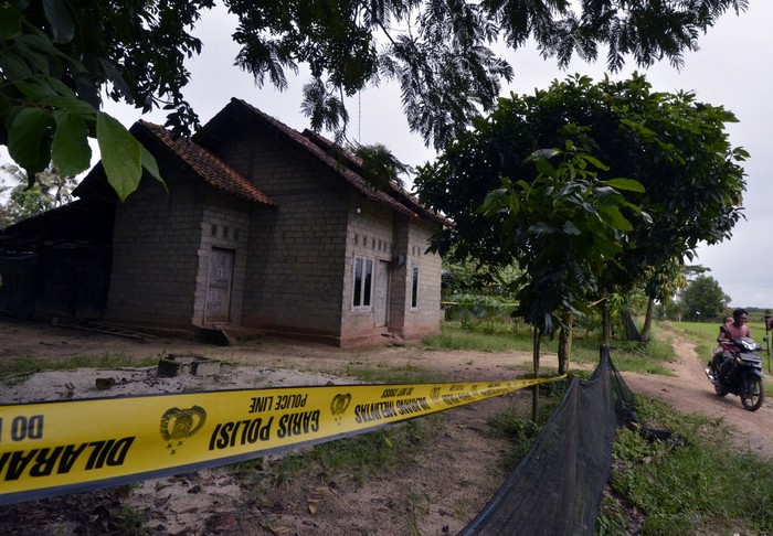 POLISI PERIKSA BUNKER DI RUMAH TERORIS Kabagpenum Kombes Pol Ahmad Ramadhan Mabes Polri (kedua kiri) menunjukkan bungker tempat terduga teroris Taufik Bulaga alias Upik Lawanga merakit senjata di Desa Sribawono, Lampung Tengah, Lampung (19/12/20). Upik Lawanga merupakan DPO Kepolisian sejak 14 tahun lalu yang diduga merakit bom, kasus bom di Hotel JW Marriott dan Hotel Ritz-Carlton. ANTARA FOTO/Ardiansyah/rwa.