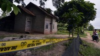 Upik Lawanga selama ini bersembunyi di Lampung Tengah, Provinsi Lampung. Dia berhasil ditangkap setelah 14 tahun buron. Selama di Lampung, Upik Lawanga bersembunyi di rumah yang jauh dijangkau. Rumahnya dikelilingi sawah sebagai upaya persembunyian.  / Foto: ANTARA FOTO/ARDIANSYAH