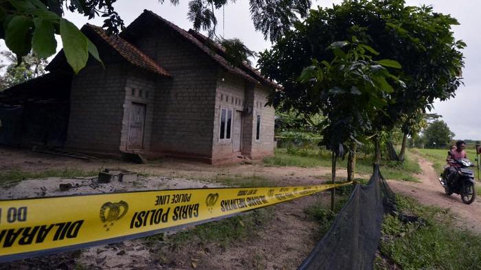 Kabagpenum Kombes Pol Ahmad Ramadhan Mabes Polri (kedua kiri) menunjukkan bungker tempat terduga teroris Taufik Bulaga alias Upik Lawanga merakit senjata di Desa Sribawono, Lampung Tengah, Lampung (19/12/20). Upik Lawanga merupakan DPO Kepolisian sejak 14 tahun lalu yang diduga merakit bom, kasus bom di Hotel JW Marriott dan Hotel Ritz-Carlton. ANTARA FOTO/Ardiansyah/rwa.