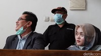 Di kantor kuasa hukum keduanya, Rizky Febian mempertanyakan harta senilai Rp 5 miliar yang merupakan miliknya dan disempat dipegang sang ibunda.  Foto: Siti Fatimah/ detikcom