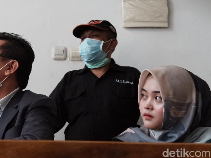Putri Delina dan Rizky Febian saat jumpa pers di Bandung