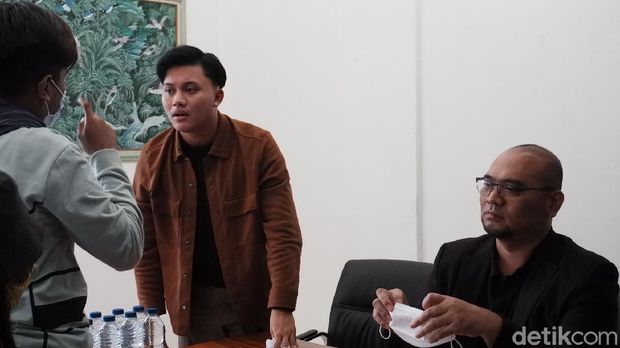 Putri Delina dan Rizky Febian saat jumpa pers di Bandung