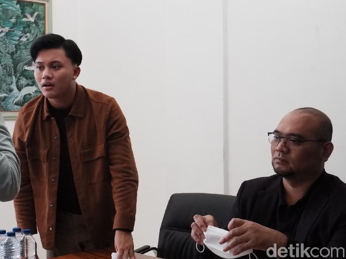 Putri Delina dan Rizky Febian saat jumpa pers di Bandung