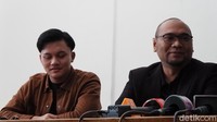 Pihak Rizky Febian dan Putri Delina melalui Kuasa Hukumnya Bahyuni Zaili dan Fery Ferdian mengatakan, jika benar pernyataan Teddy tersebut maka harus disertakan bukti. Foto: Siti Fatimah/ detikcom