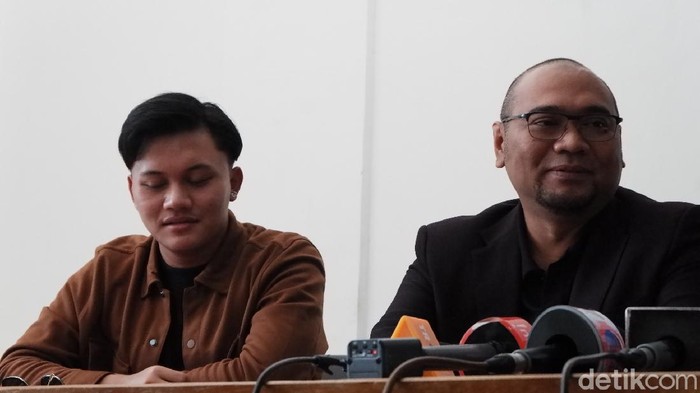 Putri Delina dan Rizky Febian saat jumpa pers di Bandung
