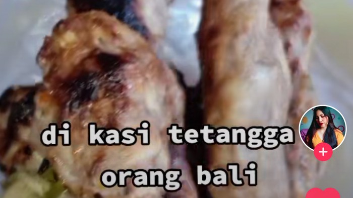 Ragu Makan Sate Lilit Pemberian Orang Bali, Wanita Ini Banjir Kritik Netizen