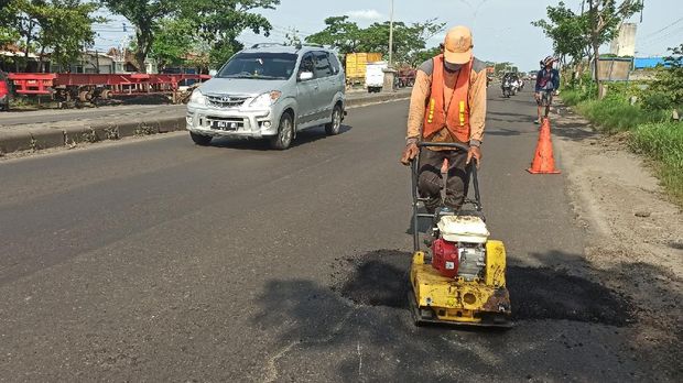 Ruas Jalan Pantura Demak KM 9 yang banyak ditemukan lubang. Petugas tampak memperbaiki sejumlah ruas jalan rusak tersebut, Minggu (20/12/2020)