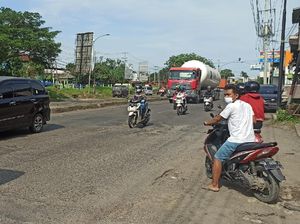 Hati-hati Lur! Banyak Lubang Jalan Pantura Demak
