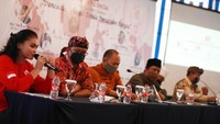 Dari kiri Koordinator Aliansi Mahasiswa dan Aktivis Nasional (AMAN) Indonesia Ginka F. Br Ginting, Tokoh Katholik Malang Engelbertus Kukuh Widijatmoko, Tokoh Buddha Jawa Timur Bhante Tejapunno, Ketua MUI Kota Batu Nurbani Yusuf, Tokoh Hindu Malang I Gusti Ngurah Susanta, dan Tokoh Penghayat Kepercayaan Kota Malang Andik Heru Darpito menjadi pembicara dialog lintas agama bertema Pancasila Sebagai Tenda Persatuan Bangsa di Malang, Jawa Timur, Minggu (20/12). Istimewa/Dok. AMAN.
