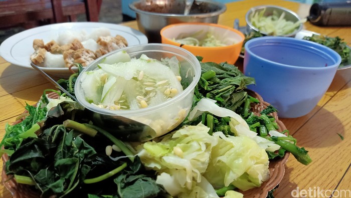 Sedapnya Pecel Lemah Abang dengan 15 Jenis Sayuran Khas Banjarnegar Sedapnya Pecel Lemah Abang dengan 15 Jenis Sayuran Khas Banjarnegar