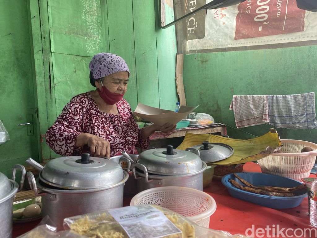 Sego Cawuk Bu Mantih: Sarapan Nasi Kuah khas Banyuwangi yang Legendaris