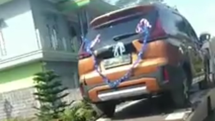 Seserahan mobil berhias pita di Batang, Jawa Tengah, yang jadi sorotan