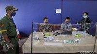 Sekat plastik juga tampak terpasang di area tempat pemungutan suara.  