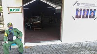 Selain menerapkan sistem e-voting, pemilihan lurah tersebut juga digelar dengan menerapkan protokol kesehatan. Warga yang hendak memilih akan terlebih dahulu diperiksa suhu tubuhnya sebelum memasuki tempat pemungutan suara.