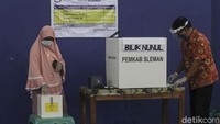 Diketahui, selain menerapkan protokol kesehatan, penerapan e-voting juga merupakan bentuk pemilihan yang cerdas, cepat dan akurat. Proses pemungutan suara secara elektronik tersebut dimulai sejak pukul 08.00 hingga pukul 14.00 dengan dibagi tiga sesi waktu untuk menghindari kerumunan warga. 