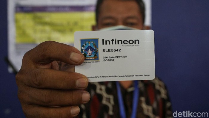 Pemilihan lurah di kawasan Sleman, Yogyakarta, digelar dengan sistem e-voting. Protokol kesehatan pun diterapkan dengan ketat guna cegah penyebaran virus Corona