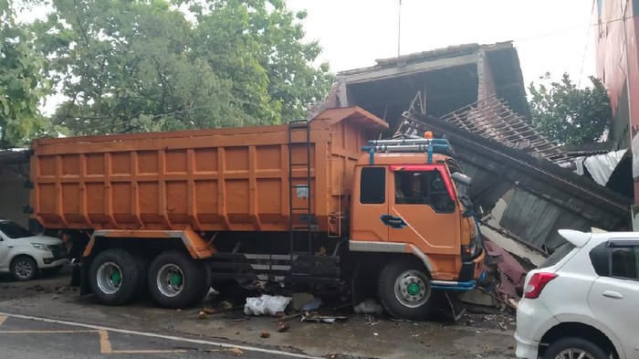 Truk seruduk rumah dan mobil parkir di Kudus gegara menghindari jalan berlubang, Minggu (20/12/2020).