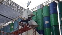 Tempat rekreasi yang terdampak COVID-19 tersebut membuat dua pohon Natal berbahan drum bekas untuk menyambut Hari Raya Natal.