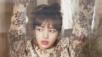Atau nempel di kaca seperti ini. Aaa... Neomu yeppeo-yo! (Foto: dok. Instagram @lalalalisa_m) 