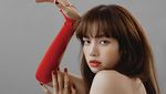 10 Potret Lisa BLACKPINK, Nempel di Dinding hingga Kaca Tetap Cantik